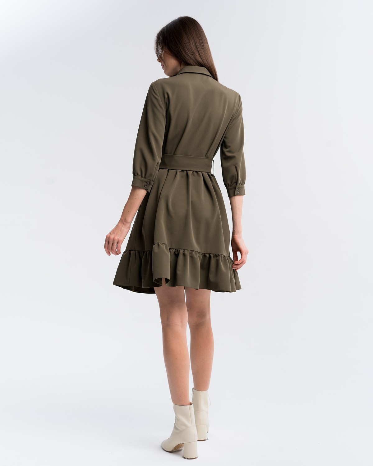 Платье-рубашка длины чуть выше колена и рукавом три четверти. Дополнено воланом на подоле и широким поясом в тон изделия с роговой пряжкой. Женственный силуэт платья позволит создать игривый, осеннийобраз.

На модели размер XS