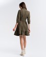 Платье-рубашка длины чуть выше колена и рукавом три четверти. Дополнено воланом на подоле и широким поясом в тон изделия с роговой пряжкой. Женственный силуэт платья позволит создать игривый, осеннийобраз.

На модели размер XS