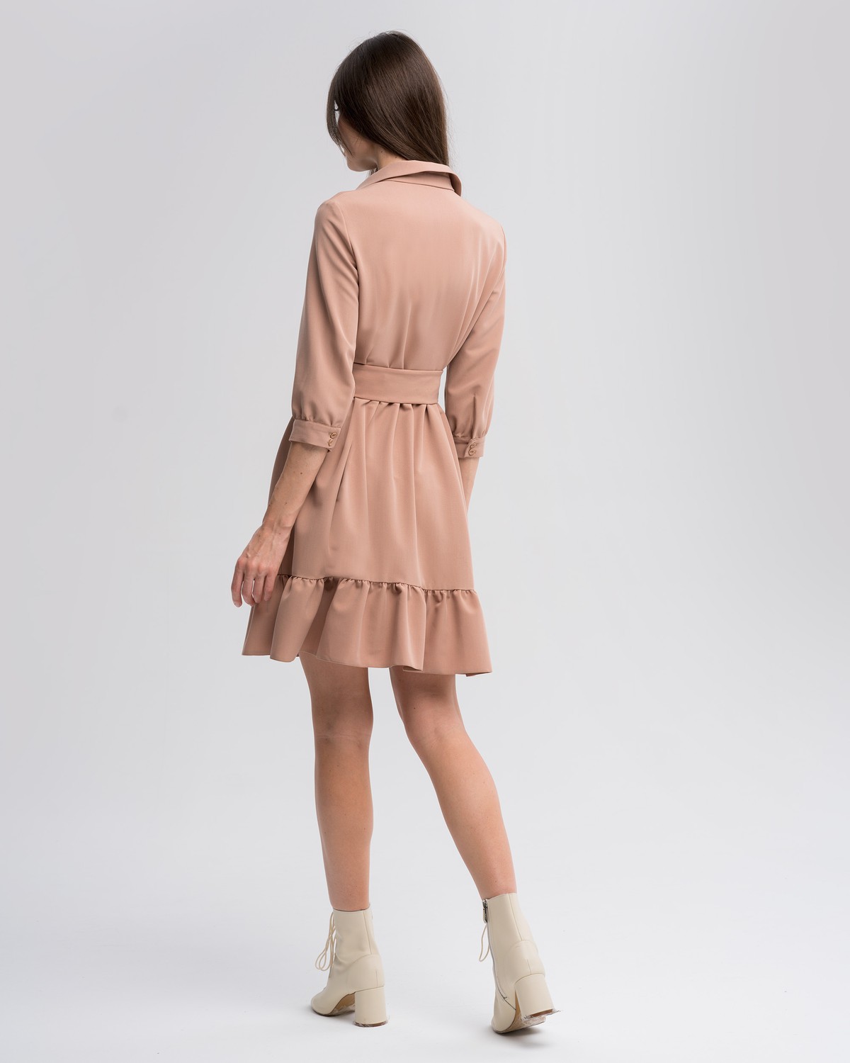 Платье-рубашка длины чуть выше колена и рукавом три четверти. Дополнено воланом на подоле и широким поясом в тон изделия с роговой пряжкой. Женственный силуэт платья позволит создать игривый, осеннийобраз.

На модели размер XS