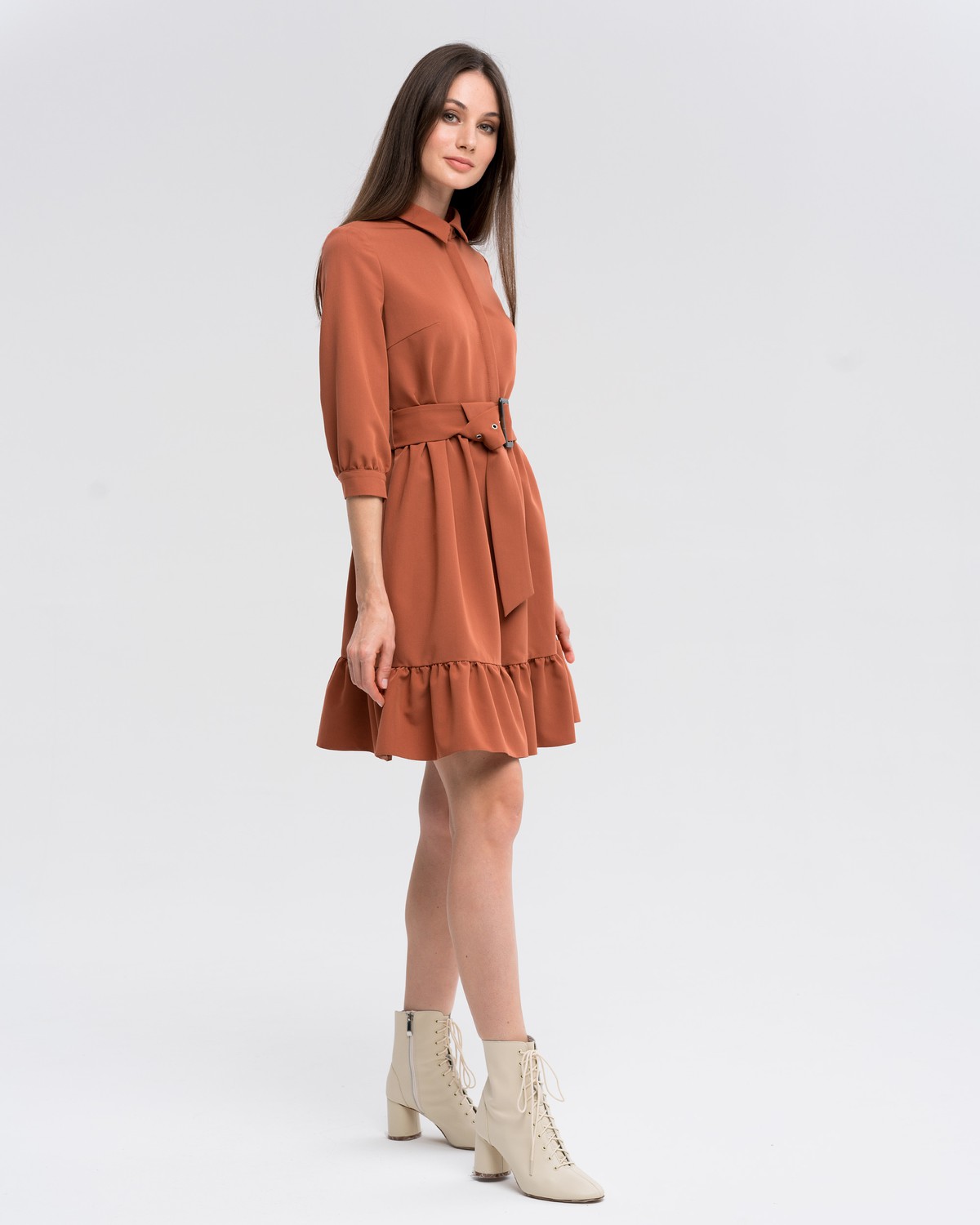 Платье-рубашка длины чуть выше колена и рукавом три четверти. Дополнено воланом на подоле и широким поясом в тон изделия с роговой пряжкой. Женственный силуэт платья позволит создать игривый, осеннийобраз.

На модели размер XS