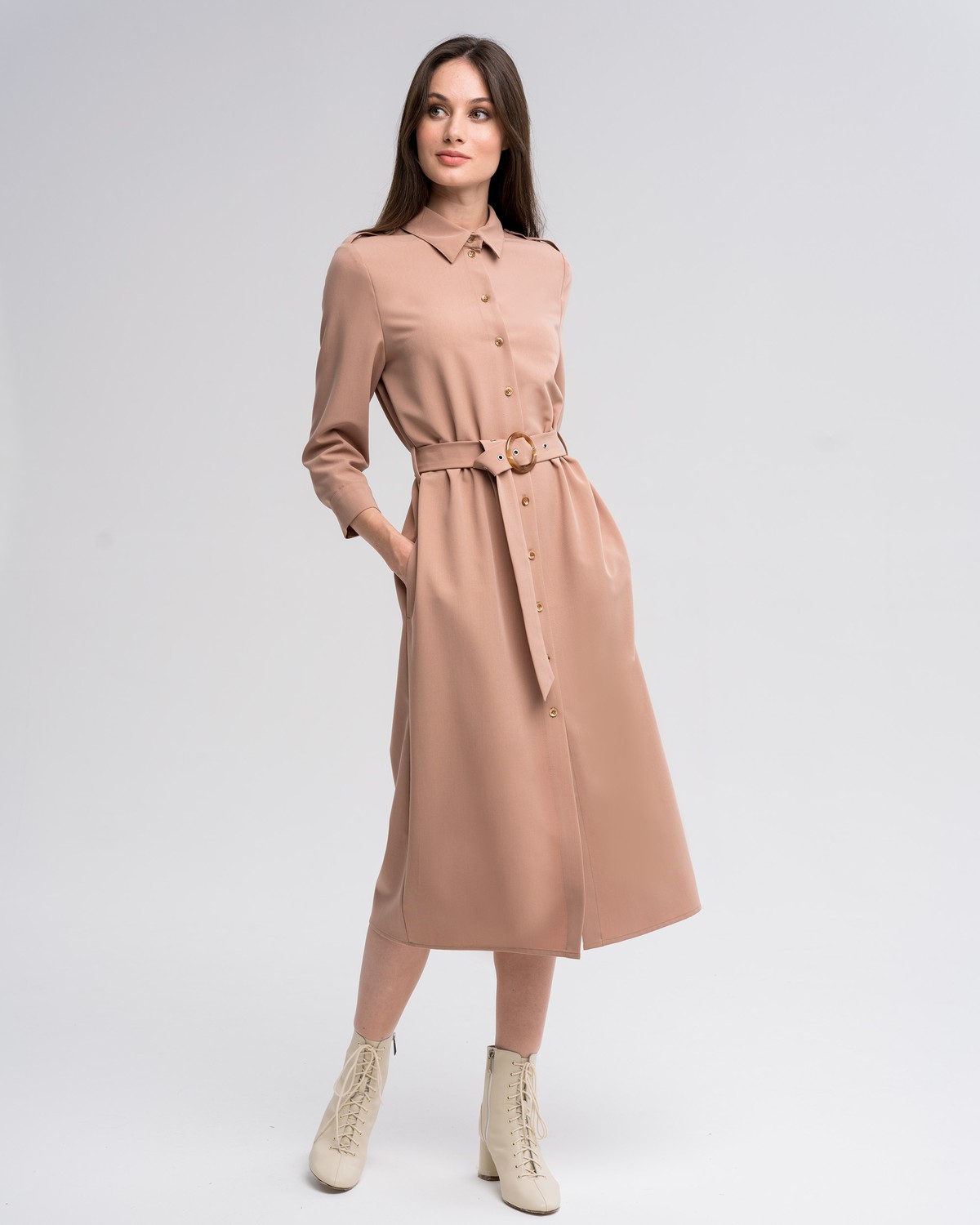 Платье-рубашка длины миди с застежкой на пуговицы и рукавом 3/4. Дополнено поясом в тон изделия спряжкой. Это платье по-настоящему многофункциональное, потому что его можно носить не только как платье, но и как накидку поверх джинс.

На модели размер XS