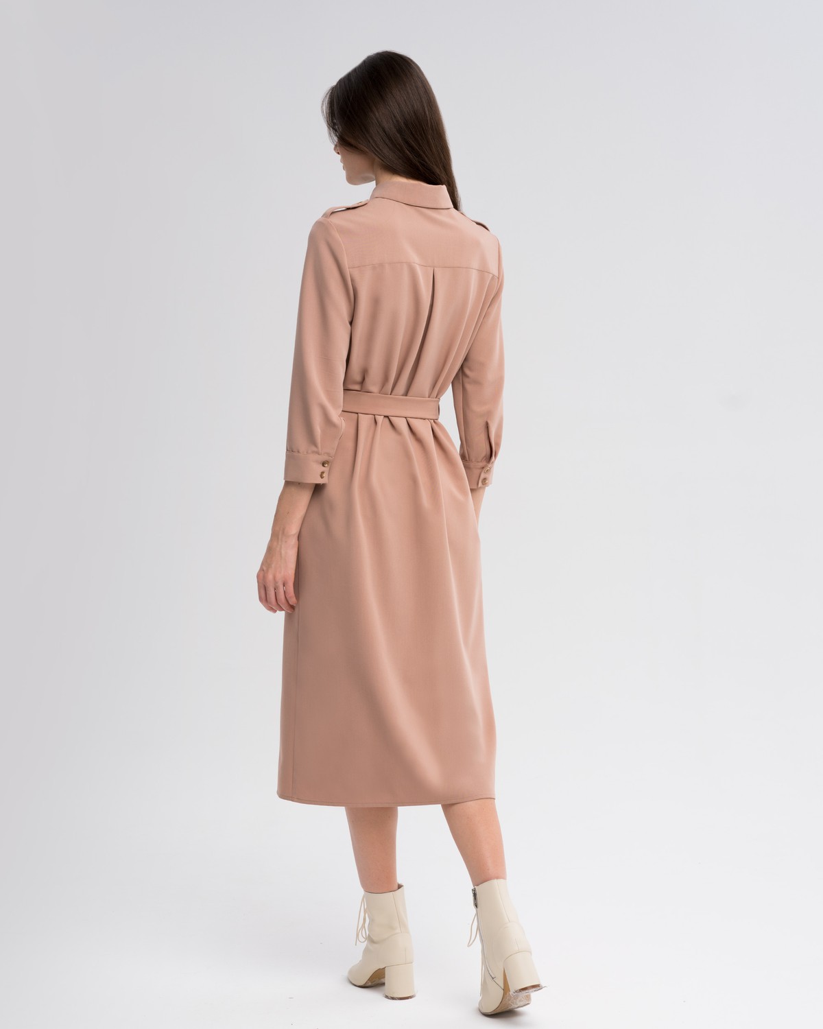 Платье-рубашка длины миди с застежкой на пуговицы и рукавом 3/4. Дополнено поясом в тон изделия спряжкой. Это платье по-настоящему многофункциональное, потому что его можно носить не только как платье, но и как накидку поверх джинс.

На модели размер XS