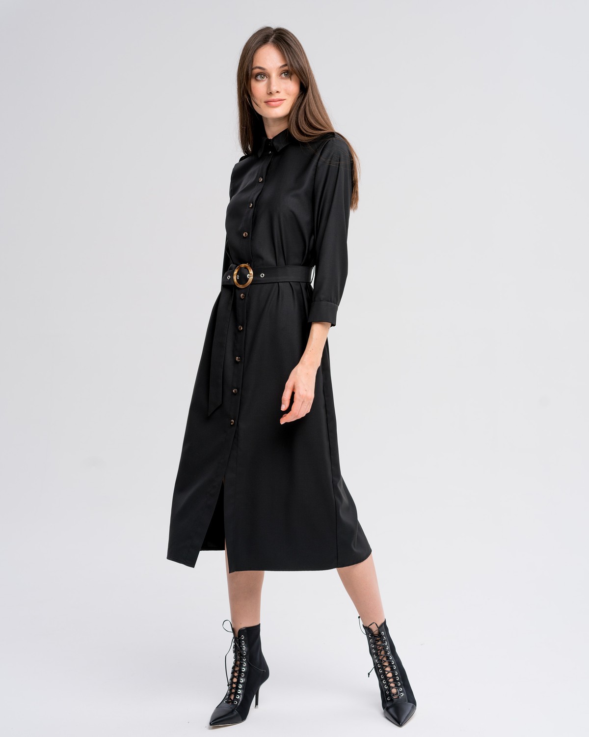 Платье-рубашка длины миди с застежкой на пуговицы и рукавом 3/4. Дополнено поясом в тон изделия спряжкой. Это платье по-настоящему многофункциональное, потому что его можно носить не только как платье, но и как накидку поверх джинс.

На модели размер XS