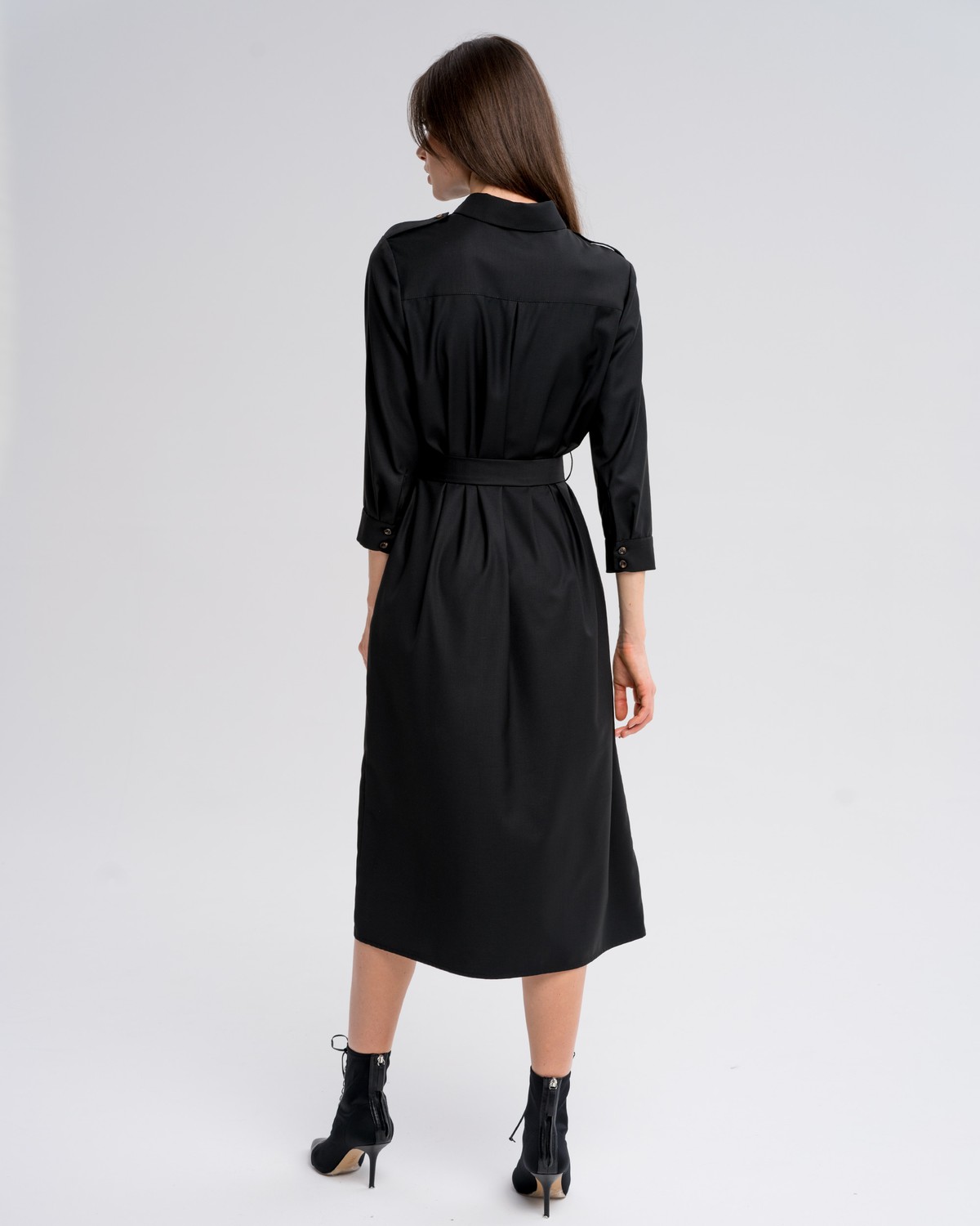 Платье-рубашка длины миди с застежкой на пуговицы и рукавом 3/4. Дополнено поясом в тон изделия спряжкой. Это платье по-настоящему многофункциональное, потому что его можно носить не только как платье, но и как накидку поверх джинс.

На модели размер XS