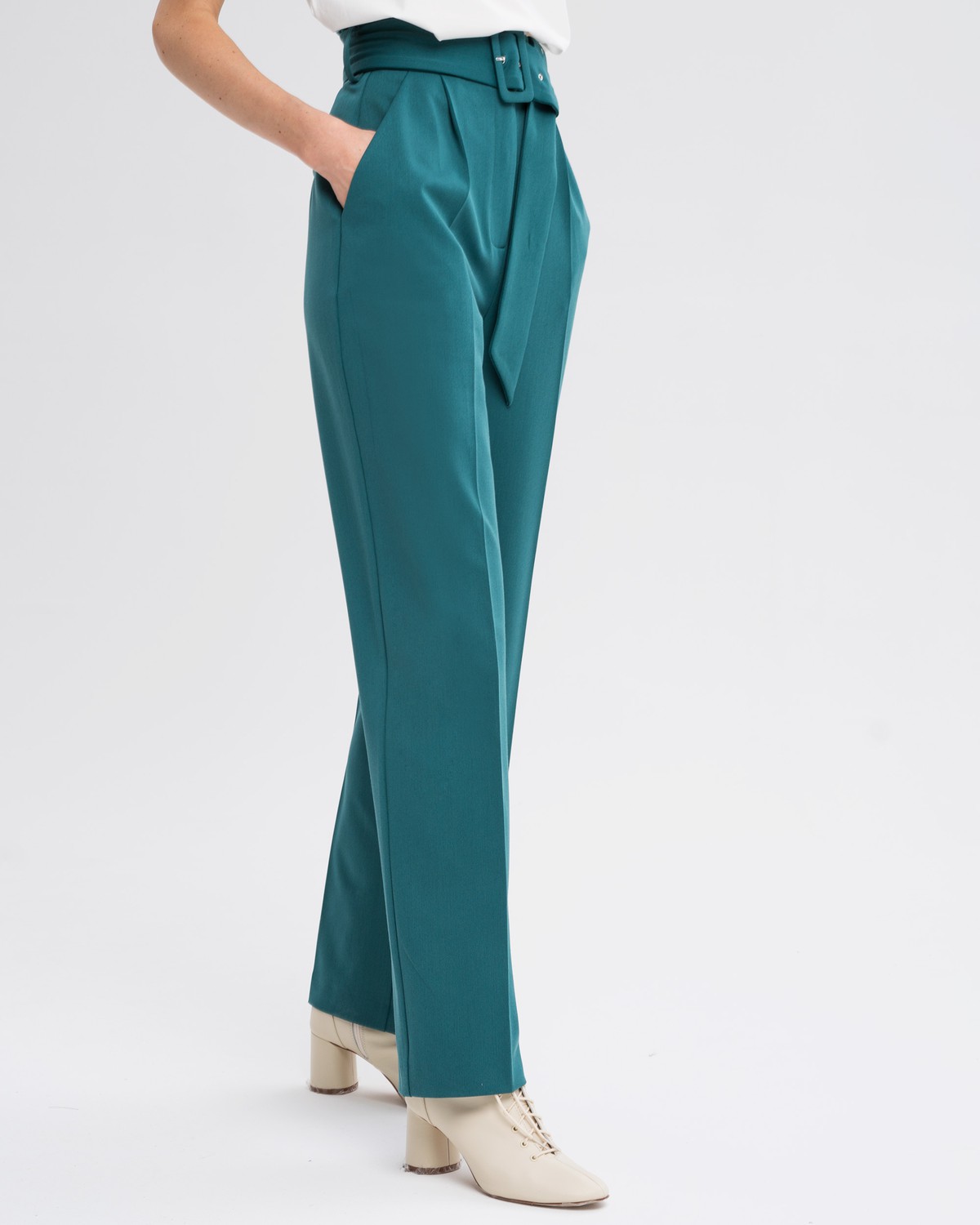 Брюки широкие прямые, цвет: темно-зеленый Allweneed Широкие прямые брюки из плотной вискозы с посадкой на талии. Дополнены длинным поясом в тон изделия с обтяжной пряжкой. Свободный крой и структурированный силуэт позволяет создавать не только деловые, но и расслабленные повседневные образы. Брюки универсальной длины, поэтому легко сочетаются как с плоским ходом, так и с обувью на каблуках.
На модели размер XS