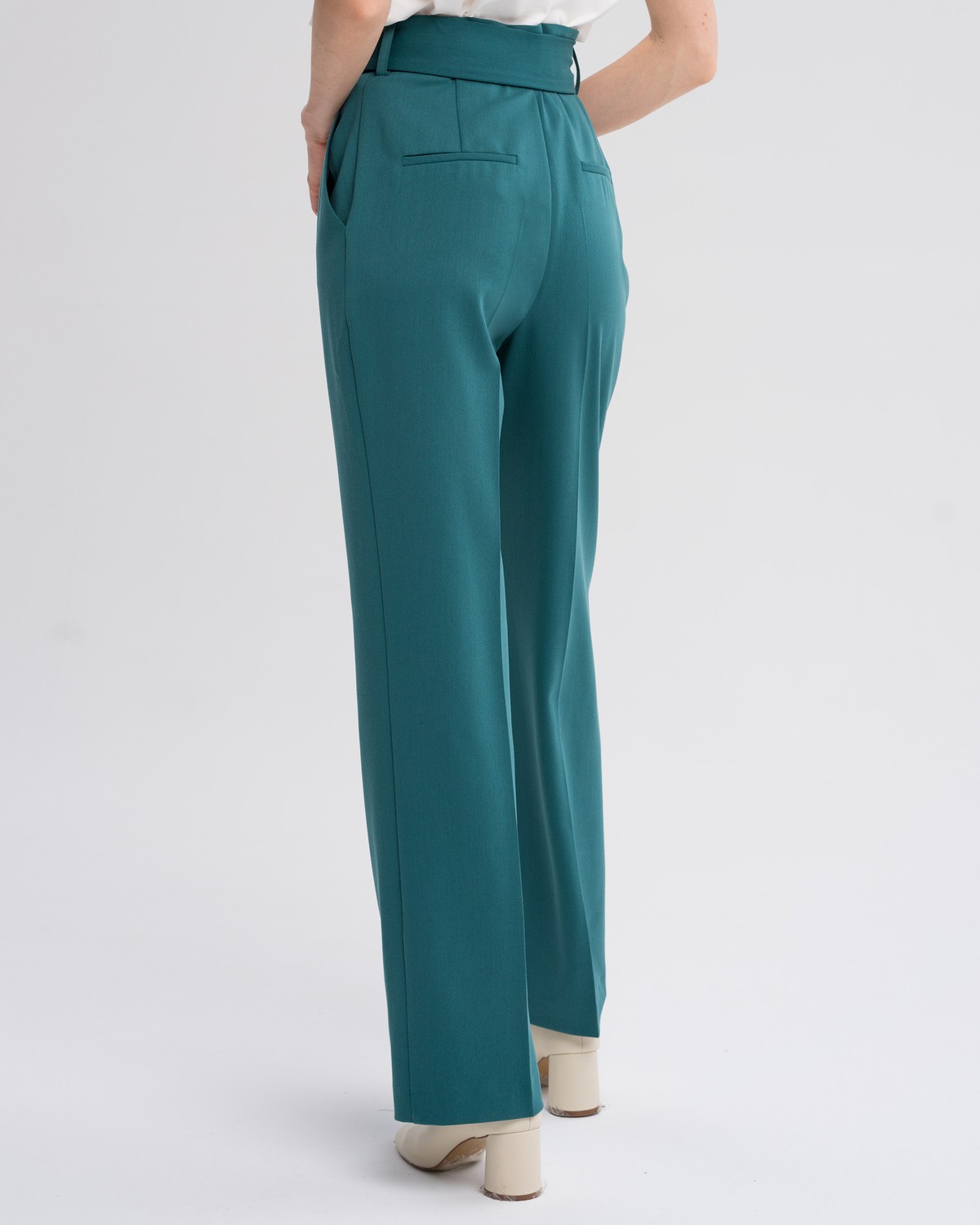 Брюки широкие прямые, цвет: темно-зеленый Allweneed Широкие прямые брюки из плотной вискозы с посадкой на талии. Дополнены длинным поясом в тон изделия с обтяжной пряжкой. Свободный крой и структурированный силуэт позволяет создавать не только деловые, но и расслабленные повседневные образы. Брюки универсальной длины, поэтому легко сочетаются как с плоским ходом, так и с обувью на каблуках.
На модели размер XS