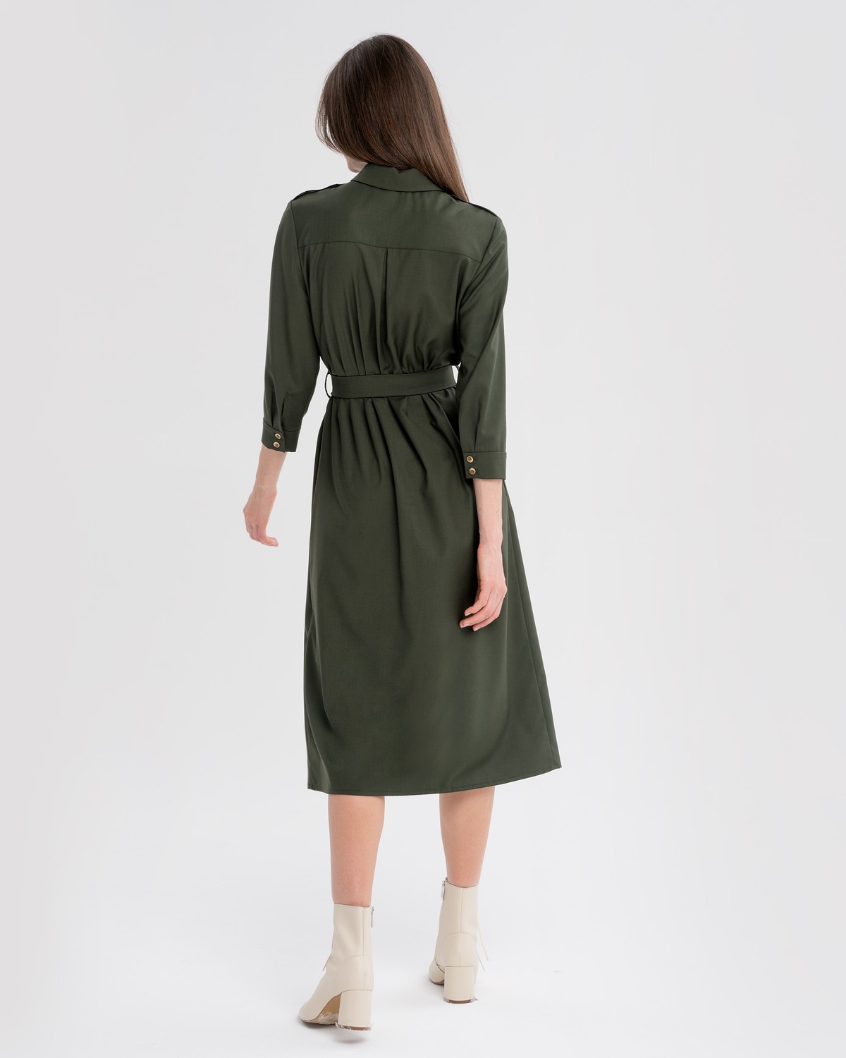 Платье-рубашка длины миди с застежкой на пуговицы и рукавом 3/4. Дополнено поясом в тон изделия спряжкой. Это платье по-настоящему многофункциональное, потому что его можно носить не только как платье, но и как накидку поверх джинс.

На модели размер XS