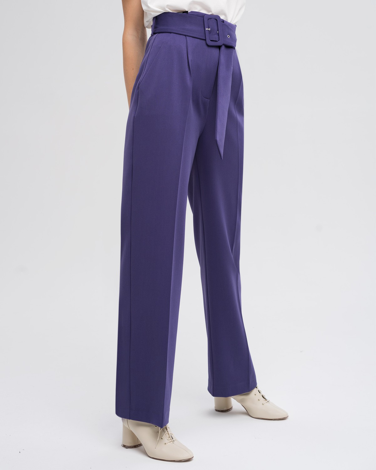 Широкие прямые брюки из плотной вискозы с посадкой на талии. Дополнены длинным поясом в тон изделия с обтяжной пряжкой. Свободный крой и структурированный силуэт позволяет создавать не только деловые, но и расслабленные повседневные образы. Брюки универсальной длины, поэтому легко сочетаются как с плоским ходом, так и с обувью на каблуках.

На модели размер XS