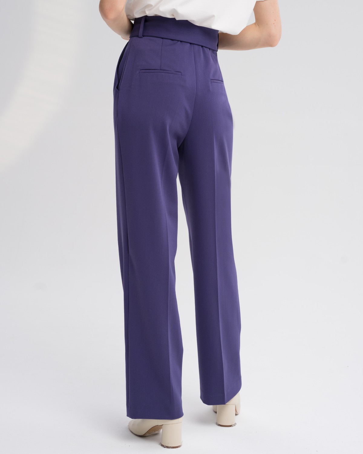 Широкие прямые брюки из плотной вискозы с посадкой на талии. Дополнены длинным поясом в тон изделия с обтяжной пряжкой. Свободный крой и структурированный силуэт позволяет создавать не только деловые, но и расслабленные повседневные образы. Брюки универсальной длины, поэтому легко сочетаются как с плоским ходом, так и с обувью на каблуках.

На модели размер XS