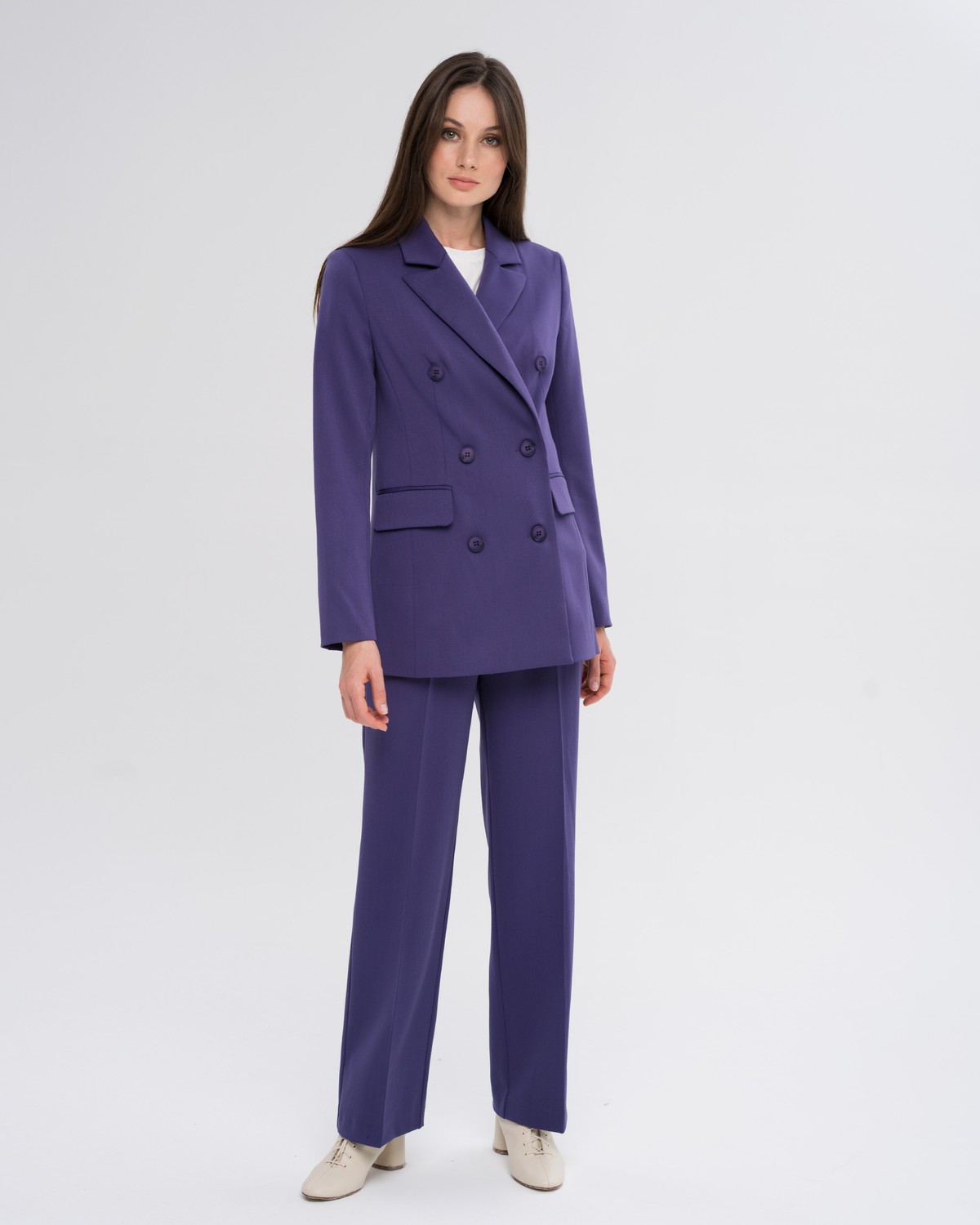 Слегка приталенный двубортный жакет из плотной мягкой вискозы послужит удачным дополнением не только к деловым нарядам, но и к повседневным образам. Незаменимый элемент базового гардероба, который легко сочетать с брюками, юбками, платьями и денимом.

На модели размер XS