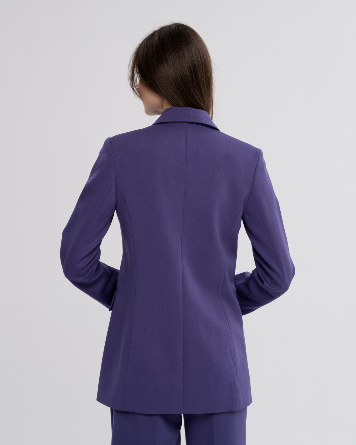 Слегка приталенный двубортный жакет из плотной мягкой вискозы послужит удачным дополнением не только к деловым нарядам, но и к повседневным образам. Незаменимый элемент базового гардероба, который легко сочетать с брюками, юбками, платьями и денимом.

На модели размер XS