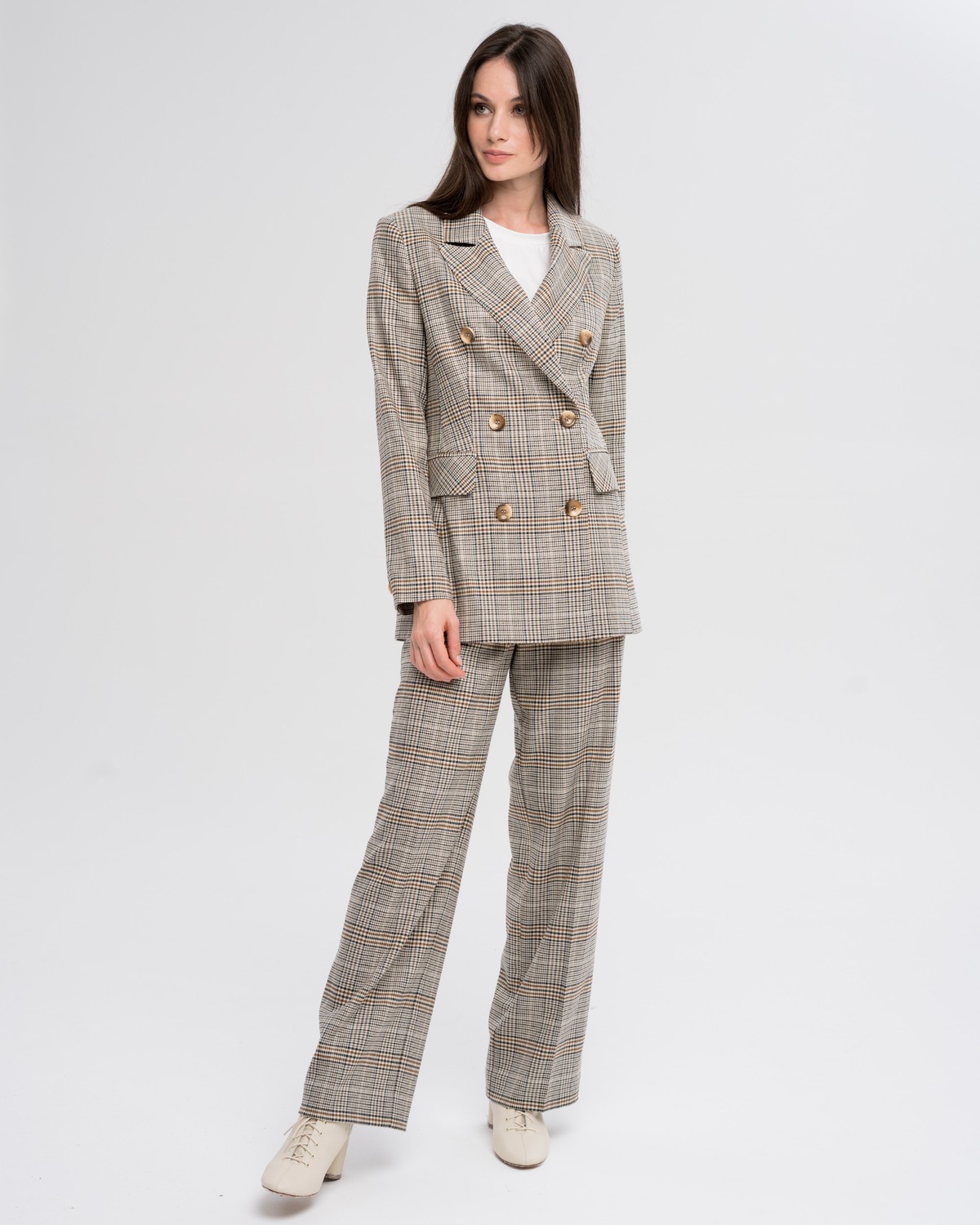 Жакет двубортный приталенный, цвет: серо-бежевая клетка Allweneed Слегка приталенный двубортный жакет из плотной мягкой вискозы послужит удачным дополнением не только к деловым нарядам, но и к повседневным образам. Незаменимый элемент базового гардероба, который легко сочетать с брюками, юбками, платьями и денимом.
На модели размер XS