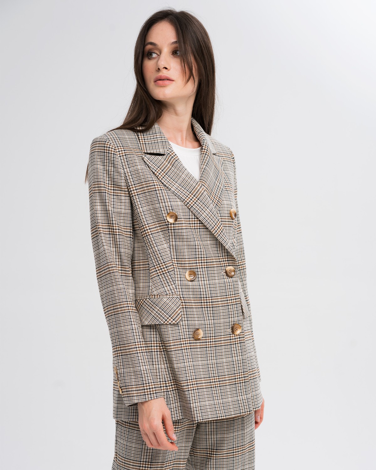 Жакет двубортный приталенный, цвет: серо-бежевая клетка Allweneed Слегка приталенный двубортный жакет из плотной мягкой вискозы послужит удачным дополнением не только к деловым нарядам, но и к повседневным образам. Незаменимый элемент базового гардероба, который легко сочетать с брюками, юбками, платьями и денимом.
На модели размер XS