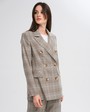 Жакет двубортный приталенный, цвет: серо-бежевая клетка Allweneed Слегка приталенный двубортный жакет из плотной мягкой вискозы послужит удачным дополнением не только к деловым нарядам, но и к повседневным образам. Незаменимый элемент базового гардероба, который легко сочетать с брюками, юбками, платьями и денимом.
На модели размер XS