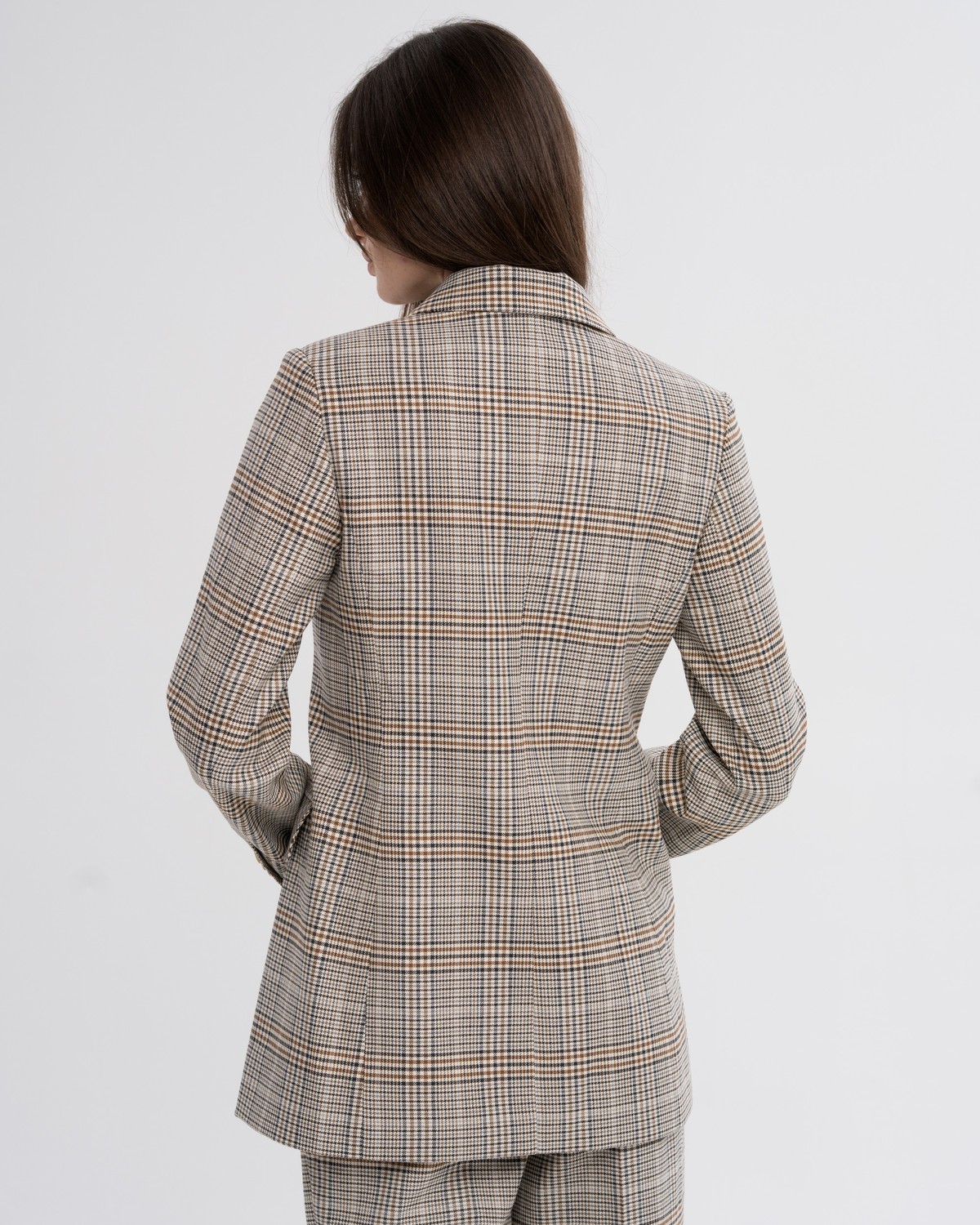 Жакет двубортный приталенный, цвет: серо-бежевая клетка Allweneed Слегка приталенный двубортный жакет из плотной мягкой вискозы послужит удачным дополнением не только к деловым нарядам, но и к повседневным образам. Незаменимый элемент базового гардероба, который легко сочетать с брюками, юбками, платьями и денимом.
На модели размер XS