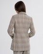 Жакет двубортный приталенный, цвет: серо-бежевая клетка Allweneed Слегка приталенный двубортный жакет из плотной мягкой вискозы послужит удачным дополнением не только к деловым нарядам, но и к повседневным образам. Незаменимый элемент базового гардероба, который легко сочетать с брюками, юбками, платьями и денимом.
На модели размер XS