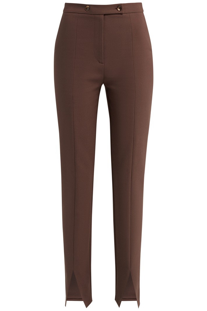 Брюки дудочки зауженные к низу. Брюки дополнены рельефными швами и разрезами спереди внизу, которые позволяют визуально удлинить ноги. Пояс декорирован двумя пуговицами в тон изделия.

На модели размер XS