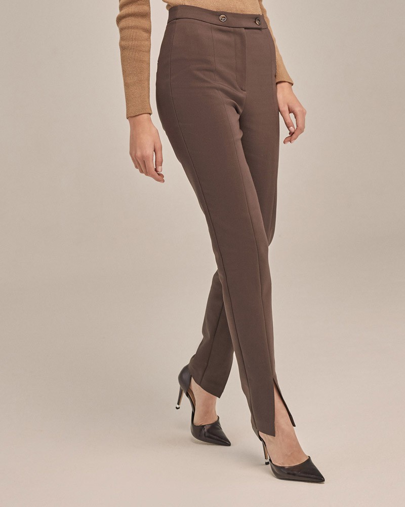 Брюки дудочки зауженные к низу. Брюки дополнены рельефными швами и разрезами спереди внизу, которые позволяют визуально удлинить ноги. Пояс декорирован двумя пуговицами в тон изделия.

На модели размер XS