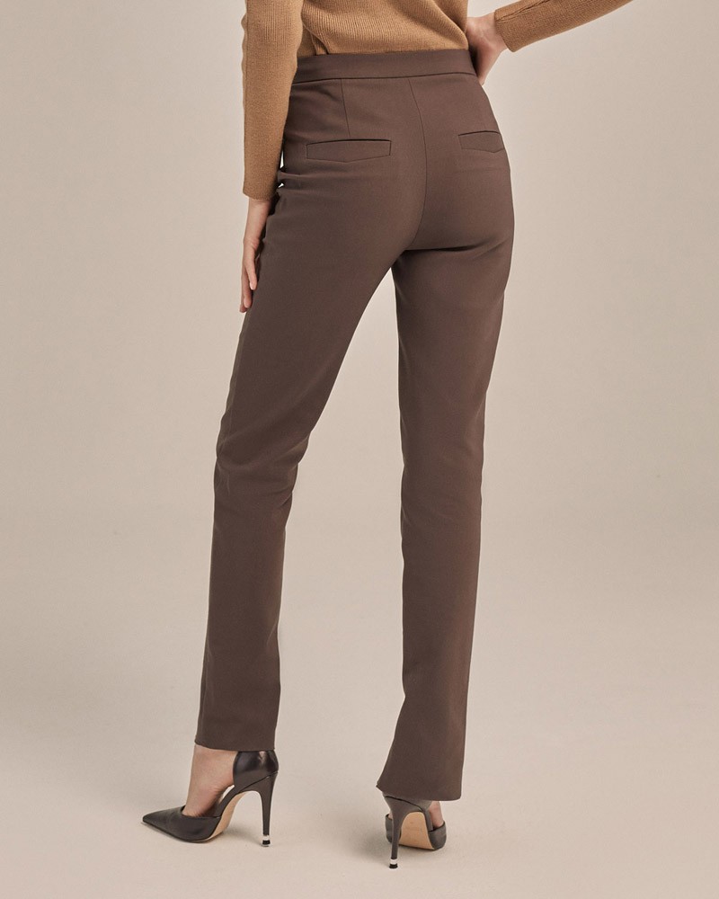 Брюки дудочки зауженные к низу. Брюки дополнены рельефными швами и разрезами спереди внизу, которые позволяют визуально удлинить ноги. Пояс декорирован двумя пуговицами в тон изделия.

На модели размер XS