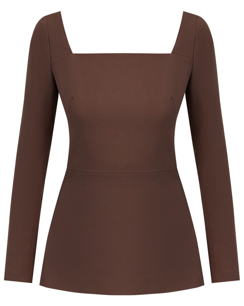 Блуза приталенная с вырезом-каре, цвет: темно-коричневый Allweneed Блуза приталенного силуэта с глубоким вырезом каре. Блуза, отрезная по талии, создает женсвтенные очертания фигуры. Застежка на металлическую молнию на спинке. Блузу можно сочетать как с юбкой, так и с зауженными брюками.
На модели размер XS