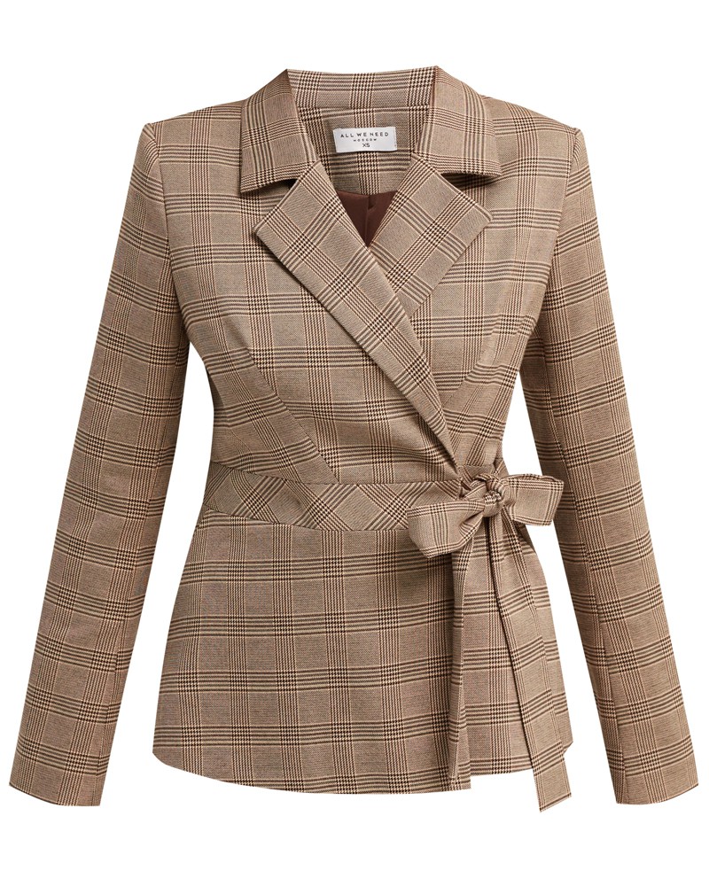 Жакет женский двубортный, прилегающего силуэта с боковыми карманами. Модель дополнена втачным поясом, который способен подчеркнуть талию и придать фигуре силуэт песочные часы. Сочетайте жакет с юбками и брюками на высокой посадке, создавая множество образов.

На модели размер XS