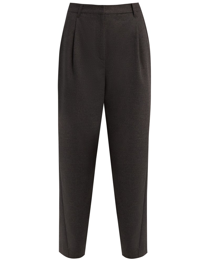 Брюки-бананы свободного силуэта в области бедер и зауженные к низу. Моедль дополнена акцентными боковыми швами, которые переходят на переднюю половинку. На поясе приделаны шлевки, что позволяет носить брюки с ремнем, который добавит уникальности вашему образу. Брюки можно носить как отдельно, так и в сочетании с жакетом-oversize.