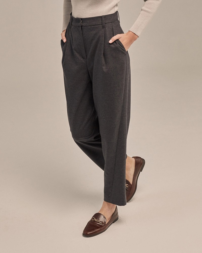 Брюки-бананы свободного силуэта в области бедер и зауженные к низу. Моедль дополнена акцентными боковыми швами, которые переходят на переднюю половинку. На поясе приделаны шлевки, что позволяет носить брюки с ремнем, который добавит уникальности вашему образу. Брюки можно носить как отдельно, так и в сочетании с жакетом-oversize.