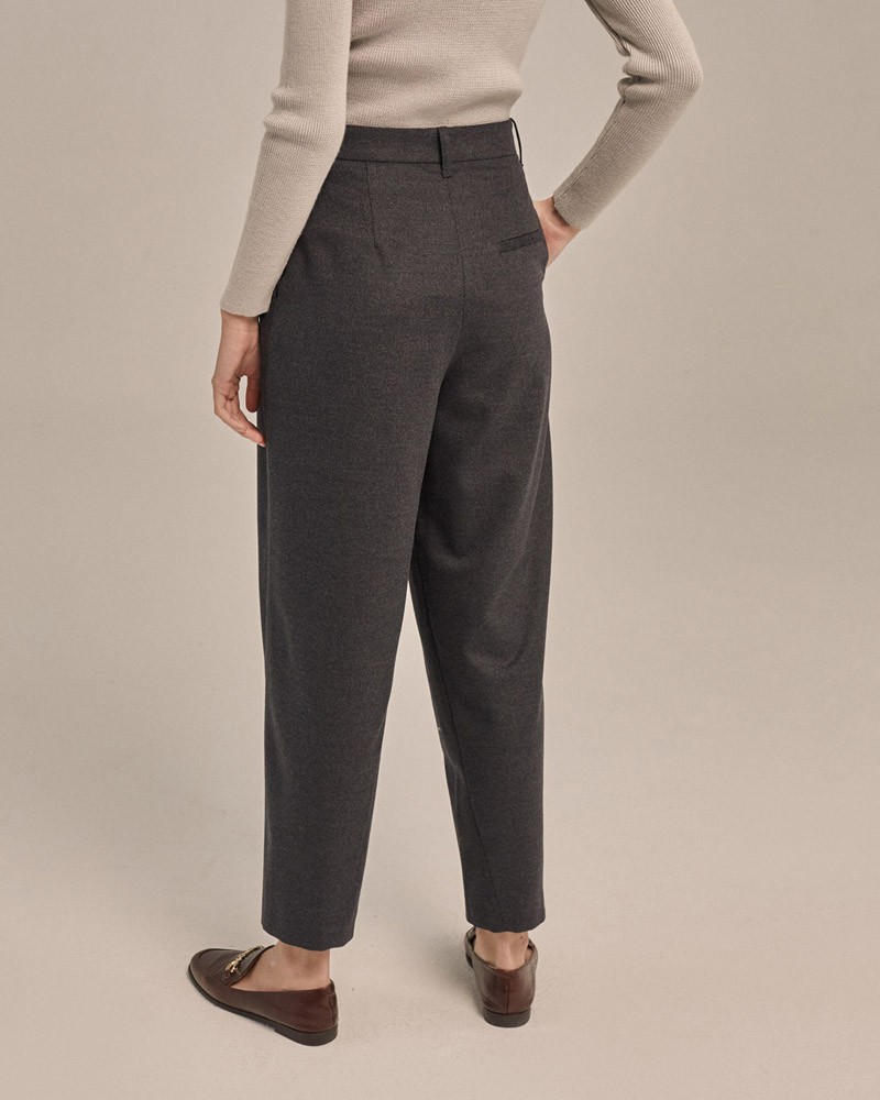 Брюки-бананы свободного силуэта в области бедер и зауженные к низу. Моедль дополнена акцентными боковыми швами, которые переходят на переднюю половинку. На поясе приделаны шлевки, что позволяет носить брюки с ремнем, который добавит уникальности вашему образу. Брюки можно носить как отдельно, так и в сочетании с жакетом-oversize.