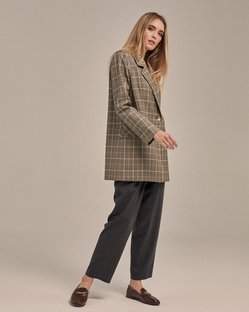 Удлиненный однобортный жакетс плечевыми накладками. Крой oversize дает отсылку к стилю мужского пиджака. Модель полуприталенного силуэта подчеркивает женственность фигуры. Жакет можно сочетать с брюками в тон, узкой юбкой или джинсами.

На модели размер XS/S

