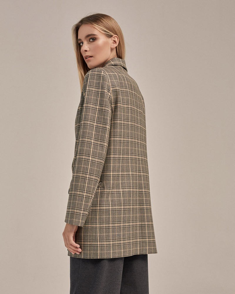 Удлиненный однобортный жакетс плечевыми накладками. Крой oversize дает отсылку к стилю мужского пиджака. Модель полуприталенного силуэта подчеркивает женственность фигуры. Жакет можно сочетать с брюками в тон, узкой юбкой или джинсами.

На модели размер XS/S

