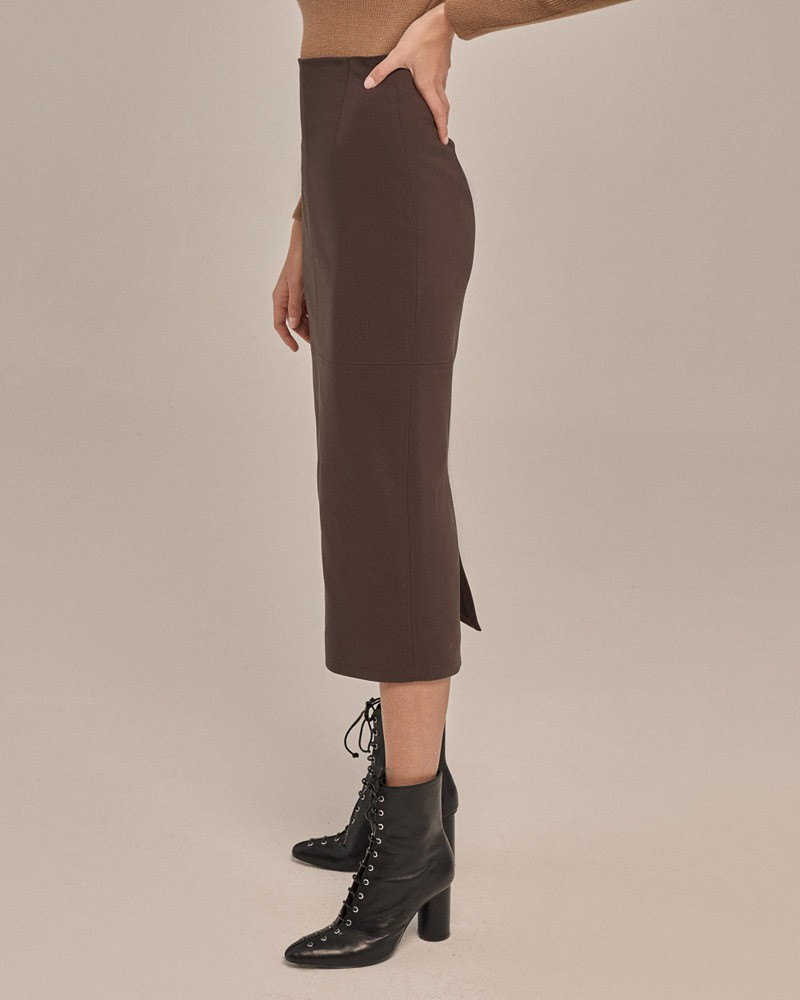 Юбка-карандаш миди, цвет: коричневый Allweneed Прямая юбка-карандаш длины миди. В среднем шве по спинке застежка на потайную молнию. Юбка состоит из четырех частей - со средним швом и горизонтальным, выше колена. Сзади присутствует разрев, который не будет стеснять движение. Базовая юбка, которую можно сочетать с жакетами и блузами различных цветов.
На модели размер XS