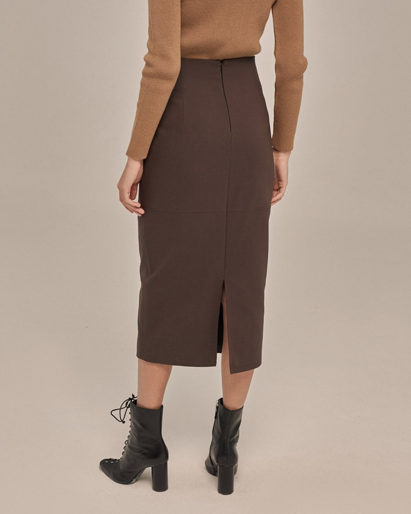 Юбка-карандаш миди, цвет: коричневый Allweneed Прямая юбка-карандаш длины миди. В среднем шве по спинке застежка на потайную молнию. Юбка состоит из четырех частей - со средним швом и горизонтальным, выше колена. Сзади присутствует разрев, который не будет стеснять движение. Базовая юбка, которую можно сочетать с жакетами и блузами различных цветов.
На модели размер XS