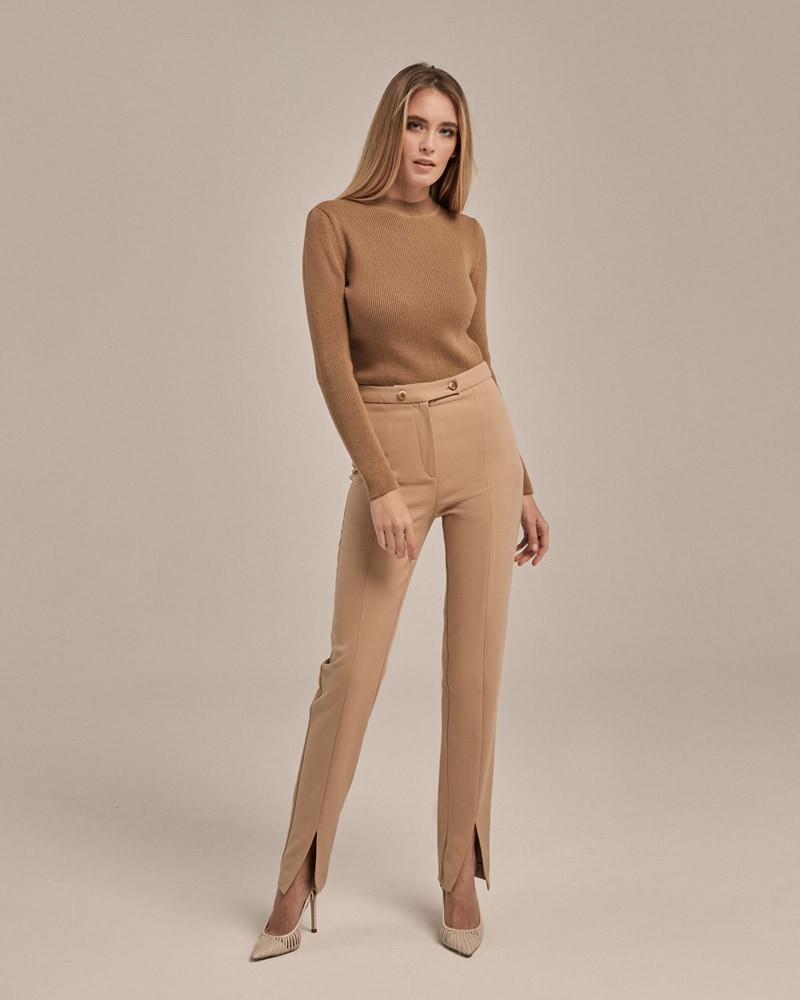 Брюки дудочки зауженные к низу. Брюки дополнены рельефными швами и разрезами спереди внизу, которые позволяют визуально удлинить ноги. Пояс декорирован двумя пуговицами в тон изделия.

На модели размер XS