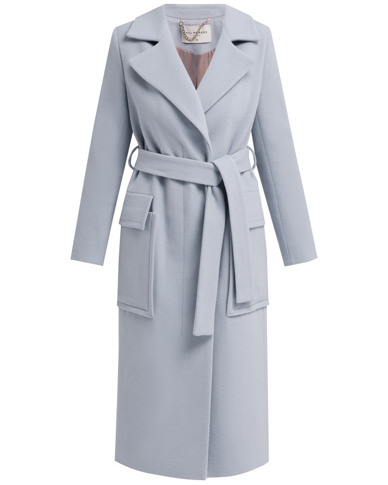 Пальто Marseille с накладными карманами и шлицей, цвет: серо-голубой Allweneed Акцентное однобортное пальто длины миди. Дополнено накладными карманами и шлицей на спинке. Пальто застегиваетсяна 3 потайные пуговицы. Талию можно подчеркнуть съемным поясом в тон изделия.
На модели размер XS
