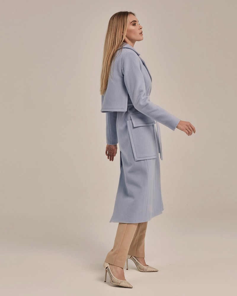 Пальто Marseille с накладными карманами и шлицей, цвет: серо-голубой Allweneed Акцентное однобортное пальто длины миди. Дополнено накладными карманами и шлицей на спинке. Пальто застегиваетсяна 3 потайные пуговицы. Талию можно подчеркнуть съемным поясом в тон изделия.
На модели размер XS