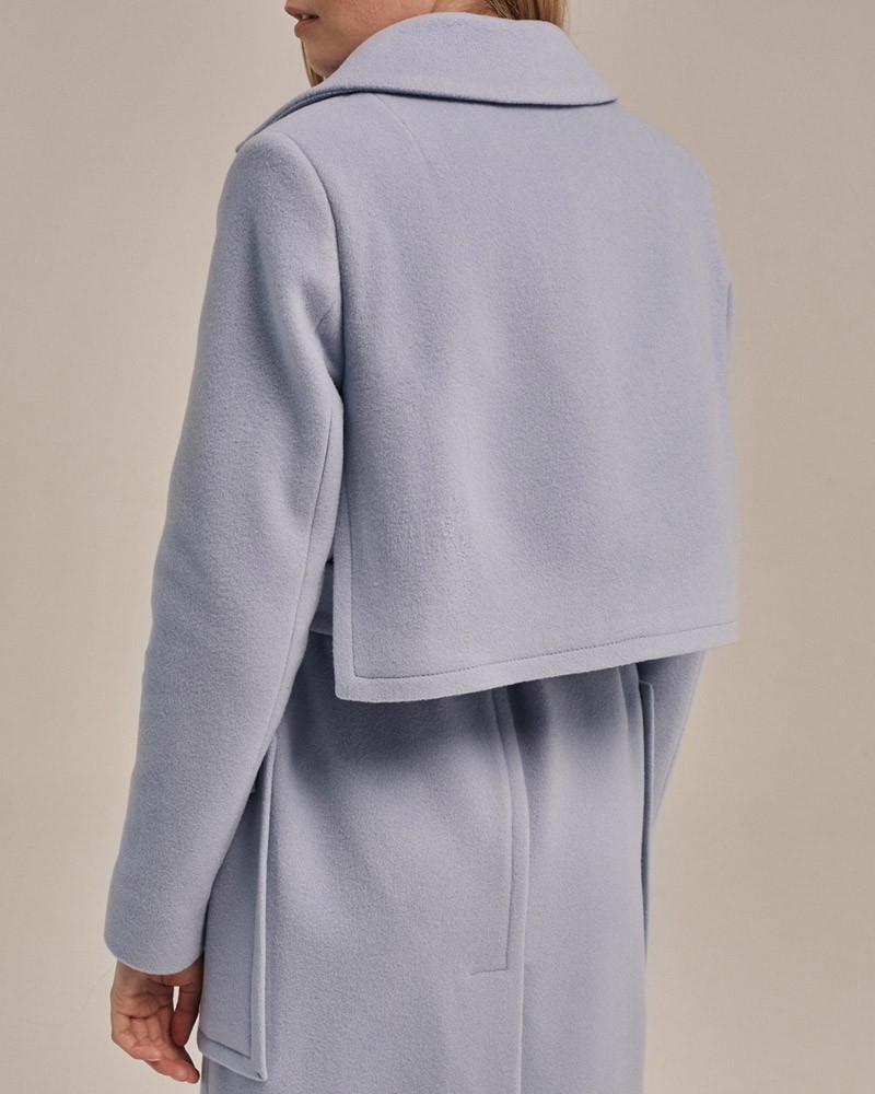 Пальто Marseille с накладными карманами и шлицей, цвет: серо-голубой Allweneed Акцентное однобортное пальто длины миди. Дополнено накладными карманами и шлицей на спинке. Пальто застегиваетсяна 3 потайные пуговицы. Талию можно подчеркнуть съемным поясом в тон изделия.
На модели размер XS