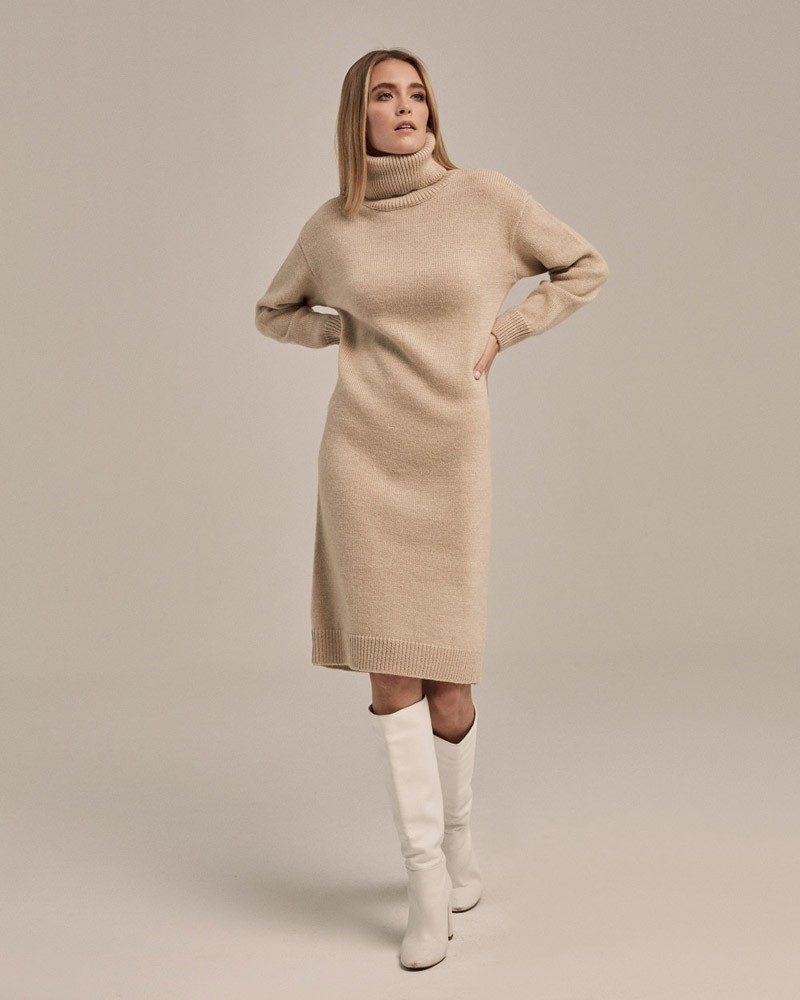 Платье трикотажное, цвет: светло-бежевый Allweneed Трикотажное платье длины миди прямого кроя. Дополнено широким высоким воротом. По низу рукава и низу изделия притачан манжет, что создает удобство при ношении платья. Идеальный вариант для прохладных зимнихпрогулок и уютных посиделок с друзьями.