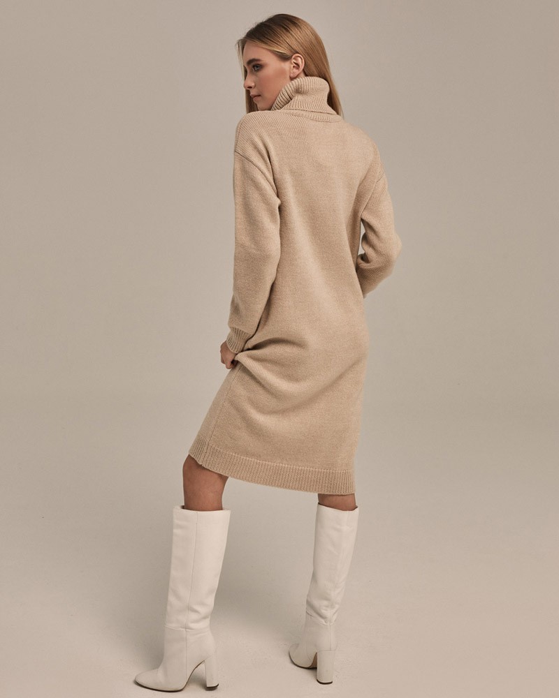 Платье трикотажное, цвет: светло-бежевый Allweneed Трикотажное платье длины миди прямого кроя. Дополнено широким высоким воротом. По низу рукава и низу изделия притачан манжет, что создает удобство при ношении платья. Идеальный вариант для прохладных зимнихпрогулок и уютных посиделок с друзьями.