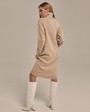 Платье трикотажное, цвет: светло-бежевый Allweneed Трикотажное платье длины миди прямого кроя. Дополнено широким высоким воротом. По низу рукава и низу изделия притачан манжет, что создает удобство при ношении платья. Идеальный вариант для прохладных зимнихпрогулок и уютных посиделок с друзьями.
