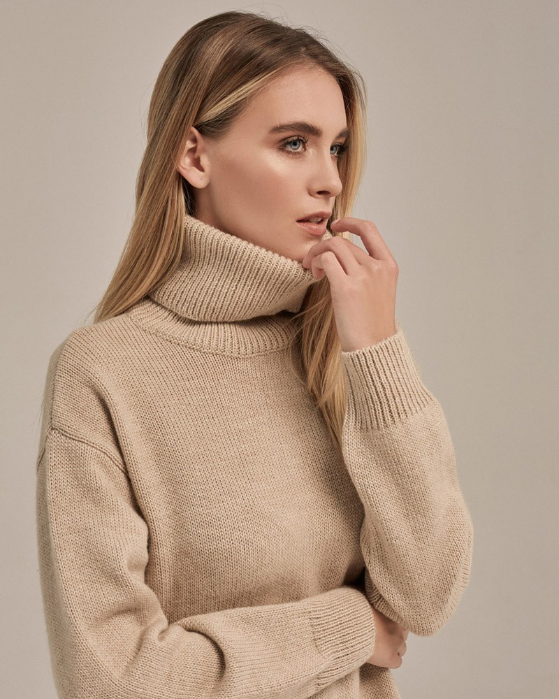 Платье трикотажное, цвет: светло-бежевый Allweneed Трикотажное платье длины миди прямого кроя. Дополнено широким высоким воротом. По низу рукава и низу изделия притачан манжет, что создает удобство при ношении платья. Идеальный вариант для прохладных зимнихпрогулок и уютных посиделок с друзьями.