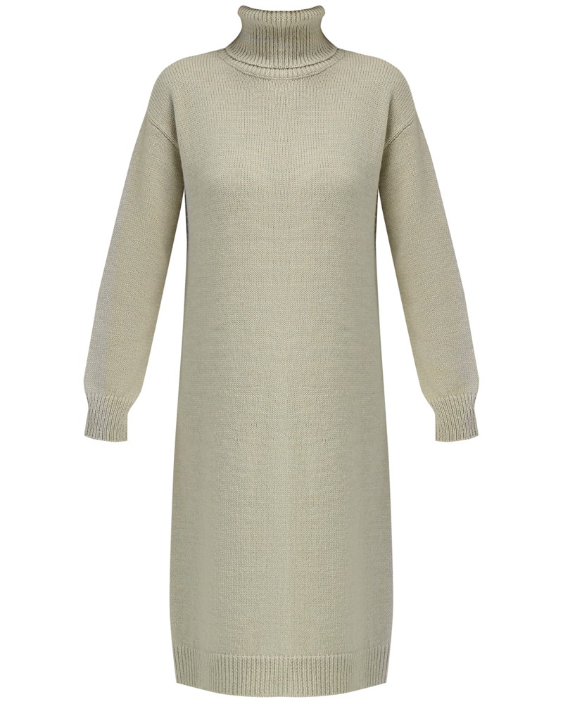 Трикотажное платье длины миди прямого кроя. Дополнено широким высоким воротом. По низу рукава и низу изделия притачан манжет, что создает удобство при ношении платья. Идеальный вариант для прохладных зимнихпрогулок и уютных посиделок с друзьями.