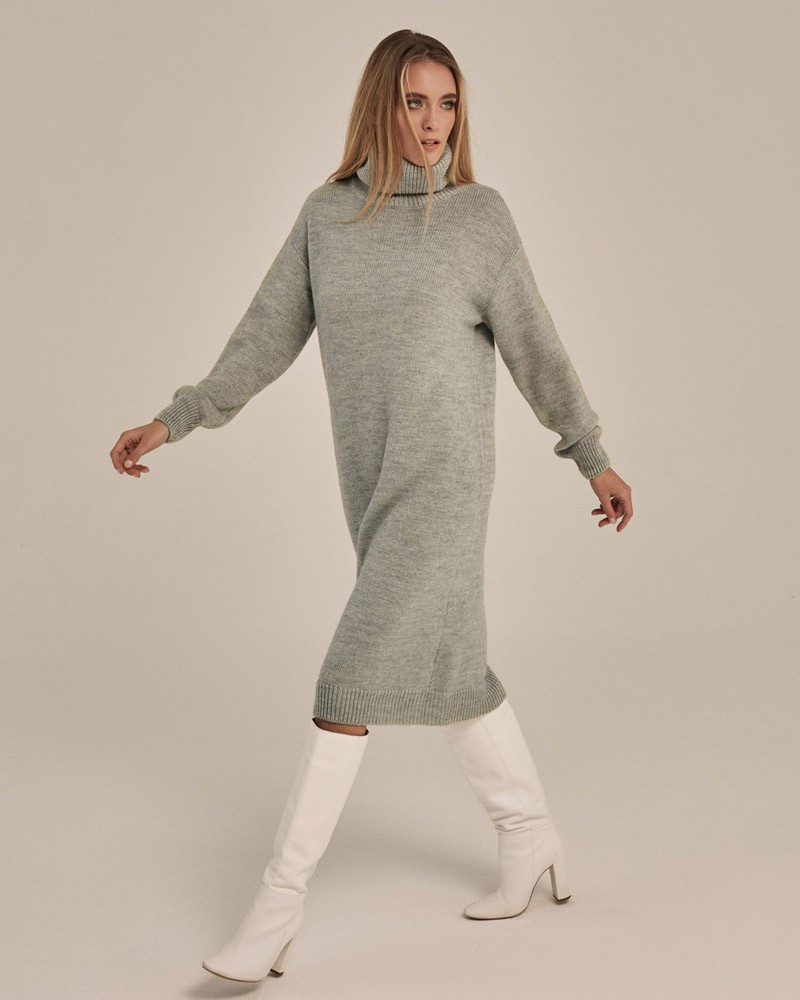 Трикотажное платье длины миди прямого кроя. Дополнено широким высоким воротом. По низу рукава и низу изделия притачан манжет, что создает удобство при ношении платья. Идеальный вариант для прохладных зимнихпрогулок и уютных посиделок с друзьями.