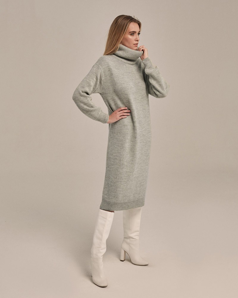 Трикотажное платье длины миди прямого кроя. Дополнено широким высоким воротом. По низу рукава и низу изделия притачан манжет, что создает удобство при ношении платья. Идеальный вариант для прохладных зимнихпрогулок и уютных посиделок с друзьями.