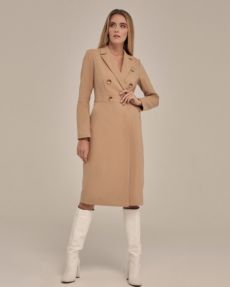 Двубортное платье приталенного силуэта с втачными рукавами. Втачной пояс делает акцент на талии, аккуратно подчеркивая ее. Верхняя часть дополнена декоративным карманом. Платье можно сочетать с лодочками на шпильке для создания элегантного, вечернего образа. Чтобы образ стал более расслабленным, добавьте яркие аксессуары и туфли на низком ходу.

На модели размер XS