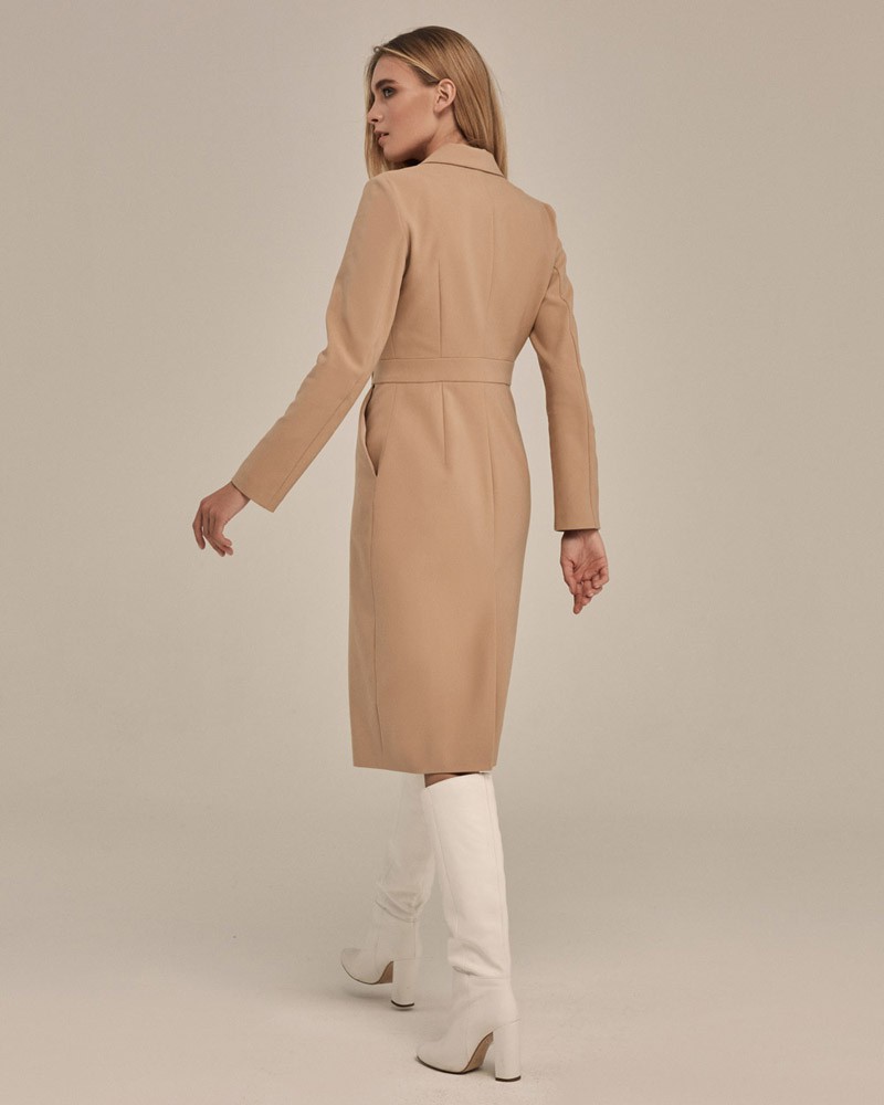 Двубортное платье приталенного силуэта с втачными рукавами. Втачной пояс делает акцент на талии, аккуратно подчеркивая ее. Верхняя часть дополнена декоративным карманом. Платье можно сочетать с лодочками на шпильке для создания элегантного, вечернего образа. Чтобы образ стал более расслабленным, добавьте яркие аксессуары и туфли на низком ходу.

На модели размер XS