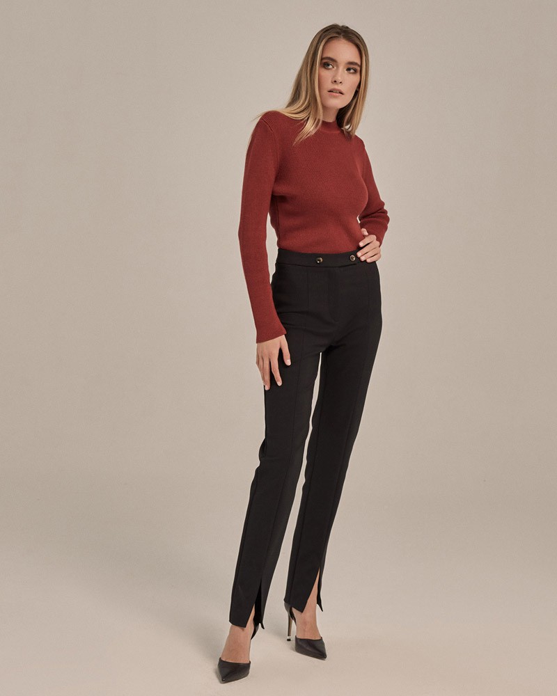 Брюки дудочки зауженные к низу. Брюки дополнены рельефными швами и разрезами спереди внизу, которые позволяют визуально удлинить ноги. Пояс декорирован двумя пуговицами в тон изделия.

На модели размер XS