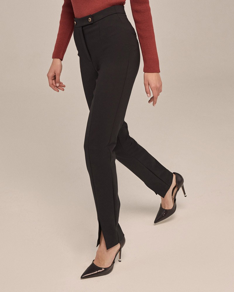 Брюки дудочки зауженные к низу. Брюки дополнены рельефными швами и разрезами спереди внизу, которые позволяют визуально удлинить ноги. Пояс декорирован двумя пуговицами в тон изделия.

На модели размер XS