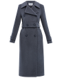 Двубортное пальто-тренчс кокеткой по спинке, широким поясом на пуговицах и шлицей сзади.
Рукава декорированы патами на пуговицах. Классический крой в сочетании с элементами стиля милитари - отличная альтернатива минимализму.

На модели размер XS