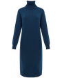 Трикотажное платье длины миди прямого кроя. Дополнено широким высоким воротом. По низу рукава и низу изделия притачан манжет, что создает удобство при ношении платья. Идеальный вариант для прохладных зимнихпрогулок и уютных посиделок с друзьями.