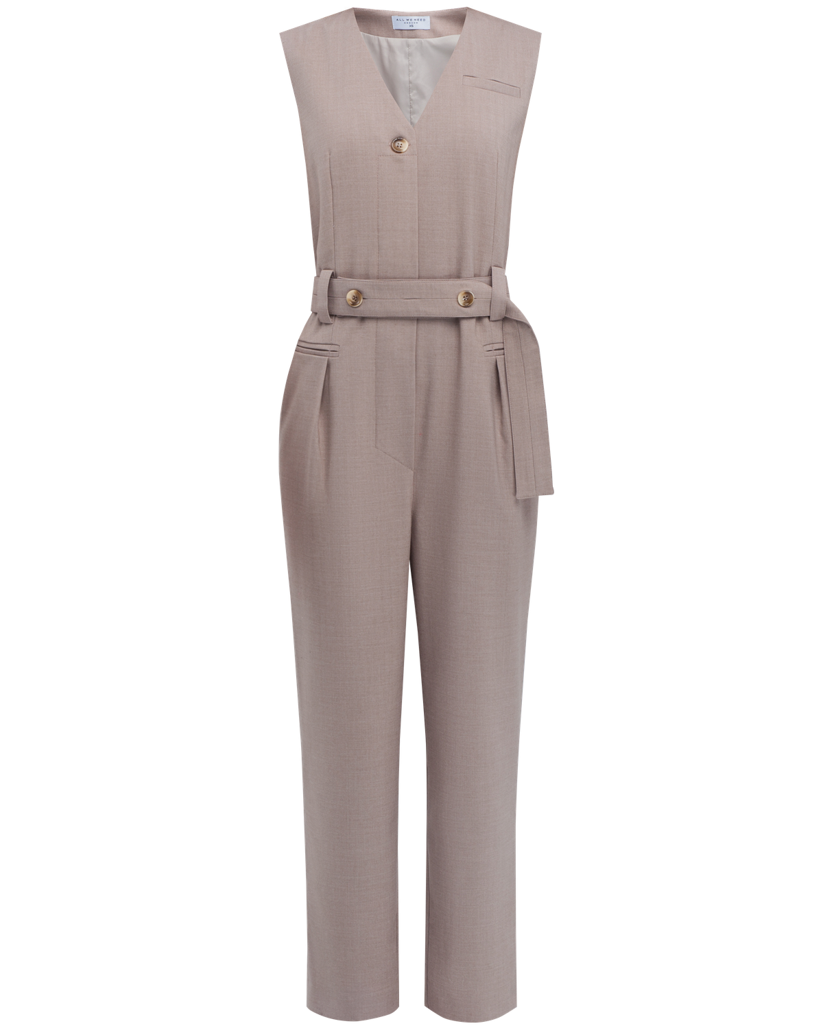 Комбинезон прямого силуэта с V-образным вырезом и укороченными штанинами. Модель дополнена пуговицей на передней части из полиэфира. Комбинезон со съемным поямом с 2 акцентными роговыми пуговицами. Можно сочетать как с лодочками для элегантного образа, так и с кроссовками для расслабленного лука.

На модели размер XS